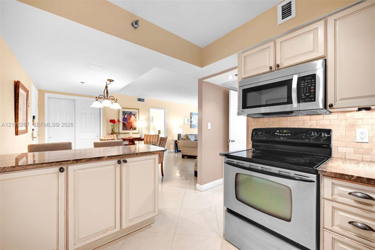 5225 Collins Ave , Unit 511, Miami Beach, FL 33140 Photo