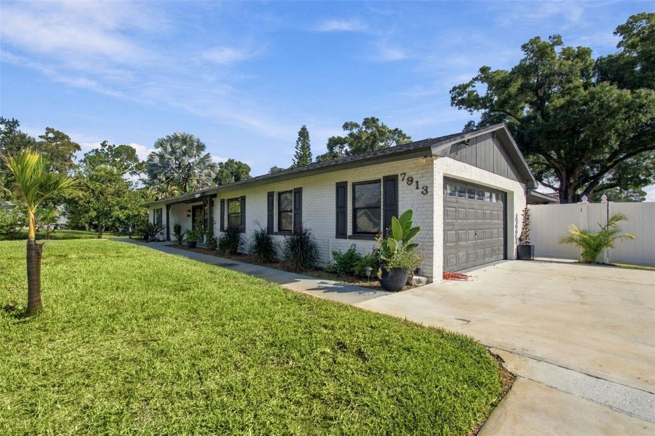 7913 Flowerfield Drive, Tampa, FL 33615 Photo