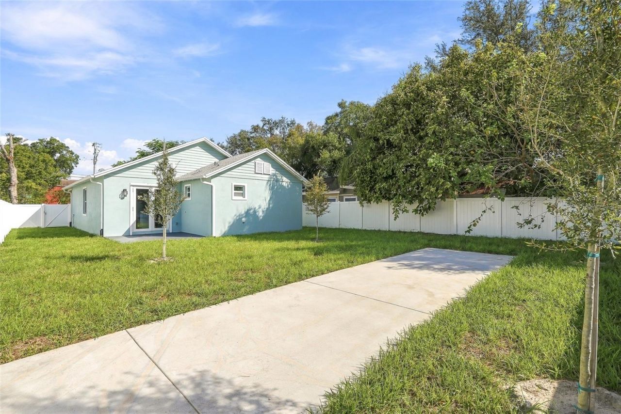 801 E Giddens Avenue , Tampa, FL 33603 Photo