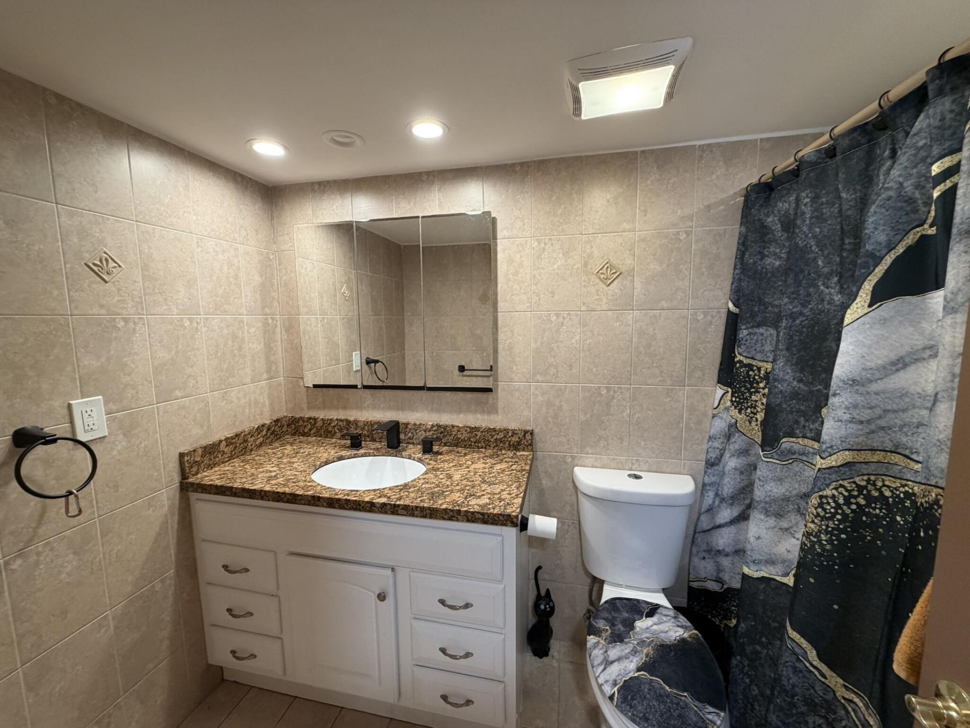 100 Golden Isles Drive, Unit 810, Hallandale Beach, FL 33009 Photo
