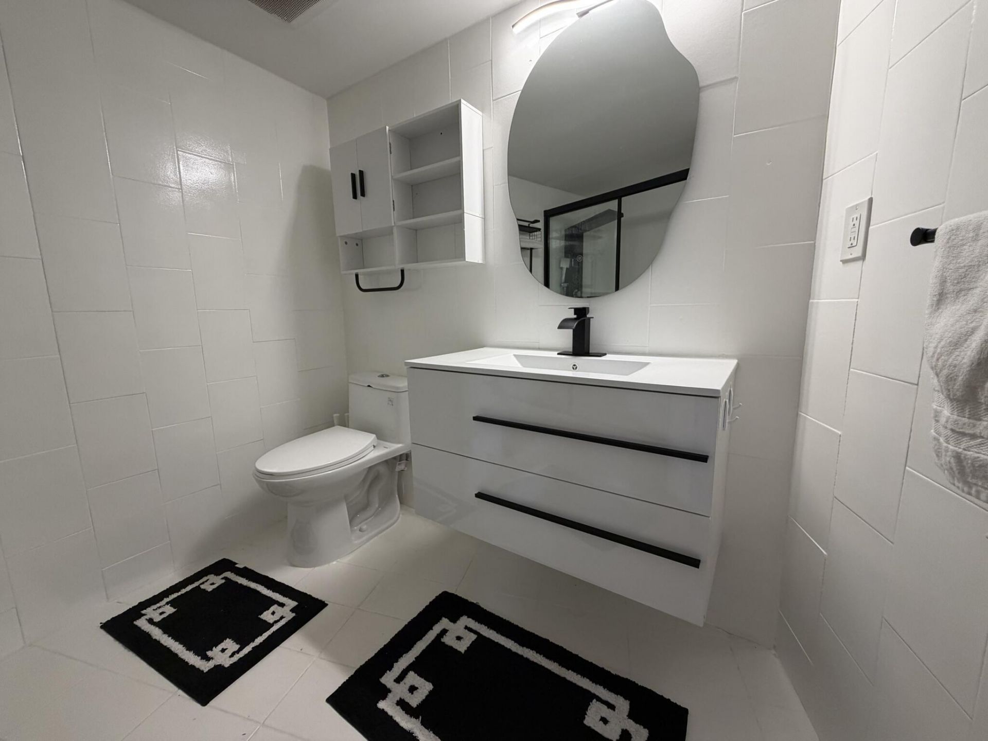 100 Golden Isles Drive, Unit 810, Hallandale Beach, FL 33009 Photo