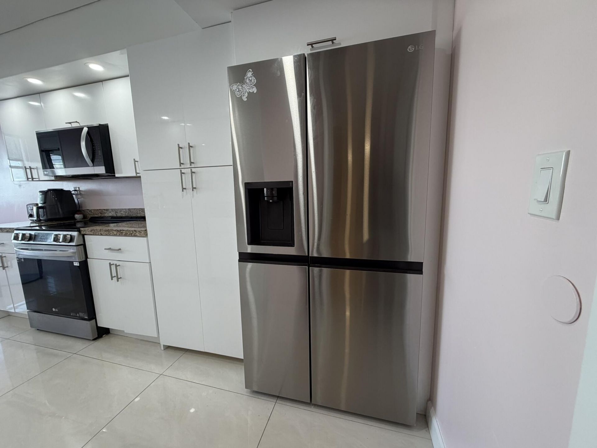 100 Golden Isles Drive, Unit 810, Hallandale Beach, FL 33009 Photo