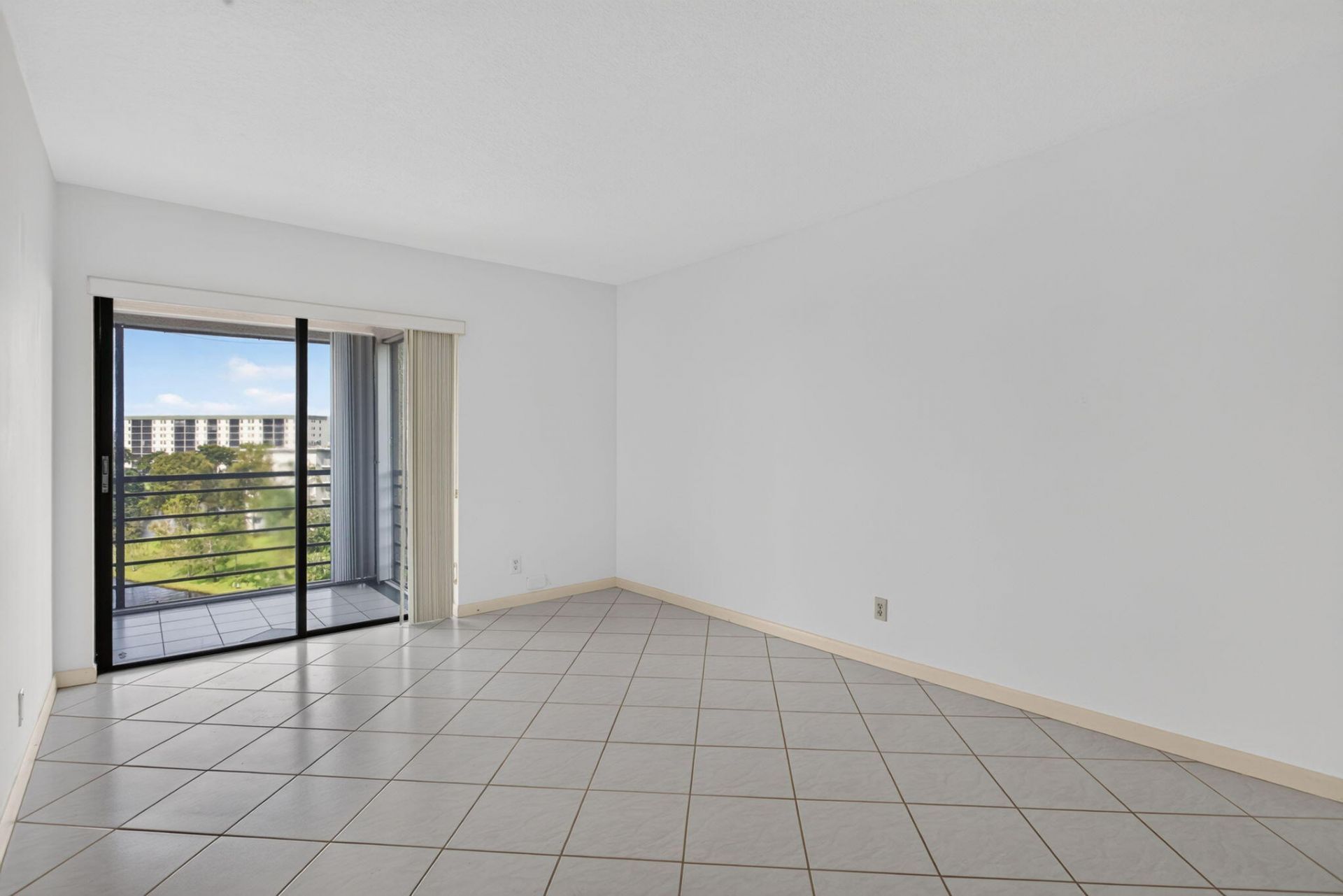 2309 S Cypress Bend Drive, Unit 611D, Pompano Beach, FL 33069 Photo