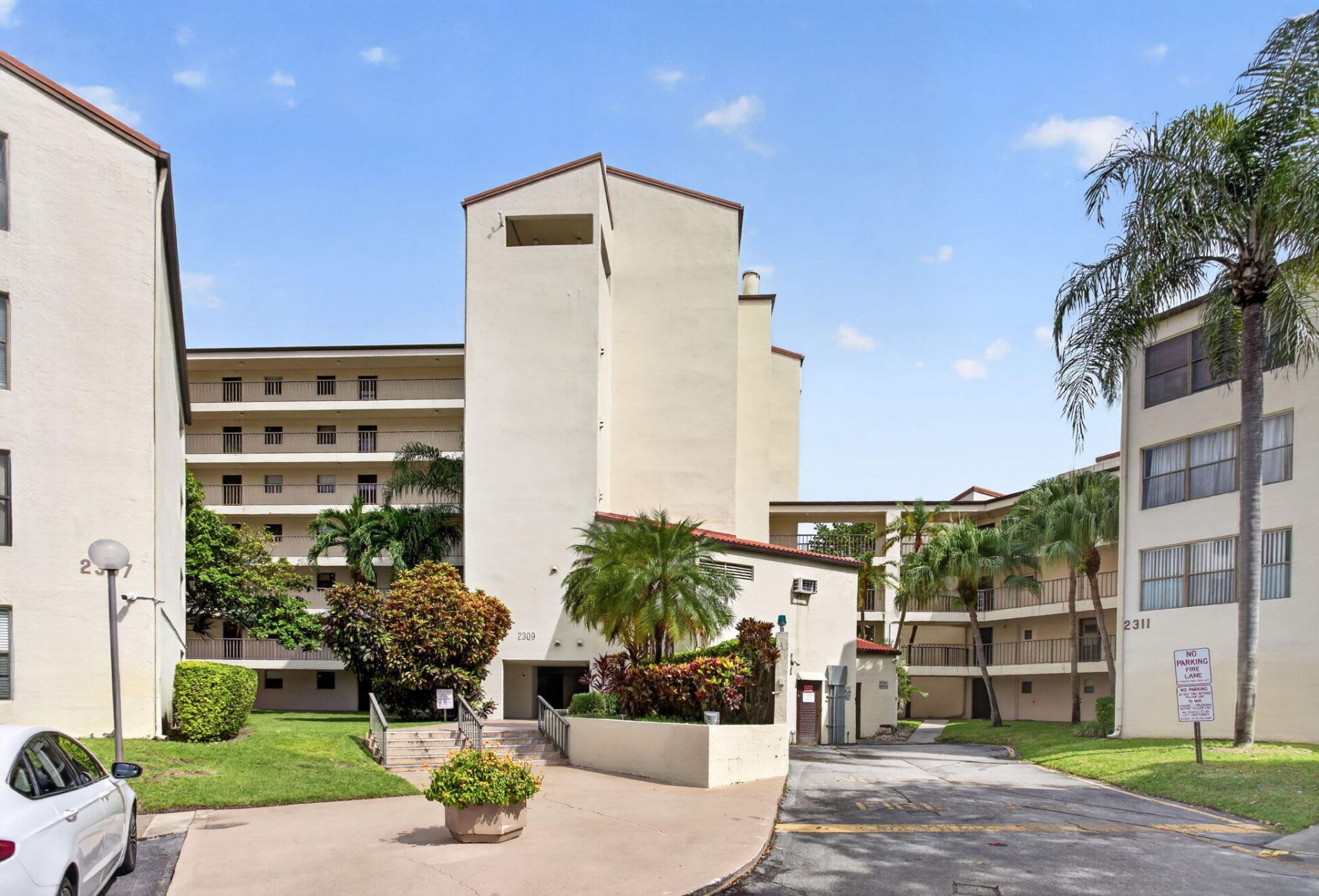 2309 S Cypress Bend Drive, Unit 611D, Pompano Beach, FL 33069 Photo