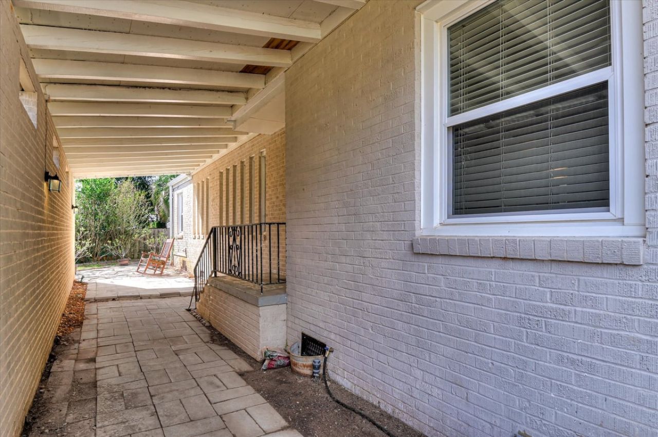 1121 Magnolia Drive Photo 6