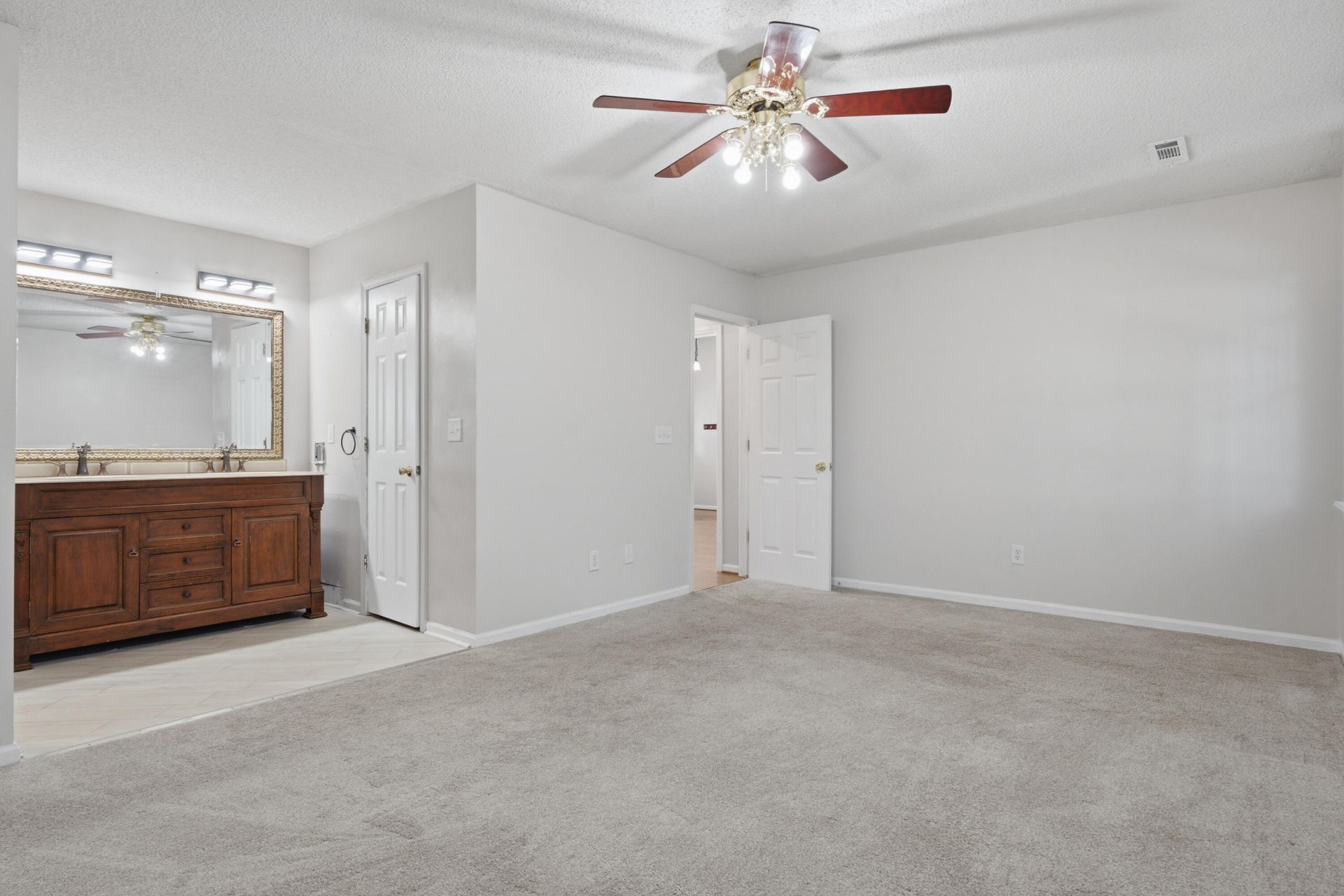 117 Saint Awdry Street Photo 29