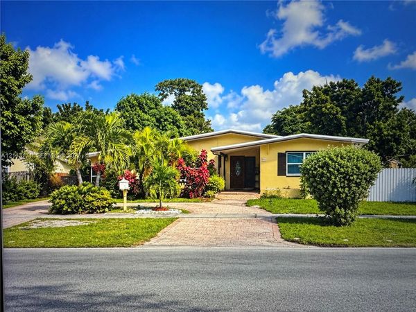 735 NE 159th St , Miami, FL 33162