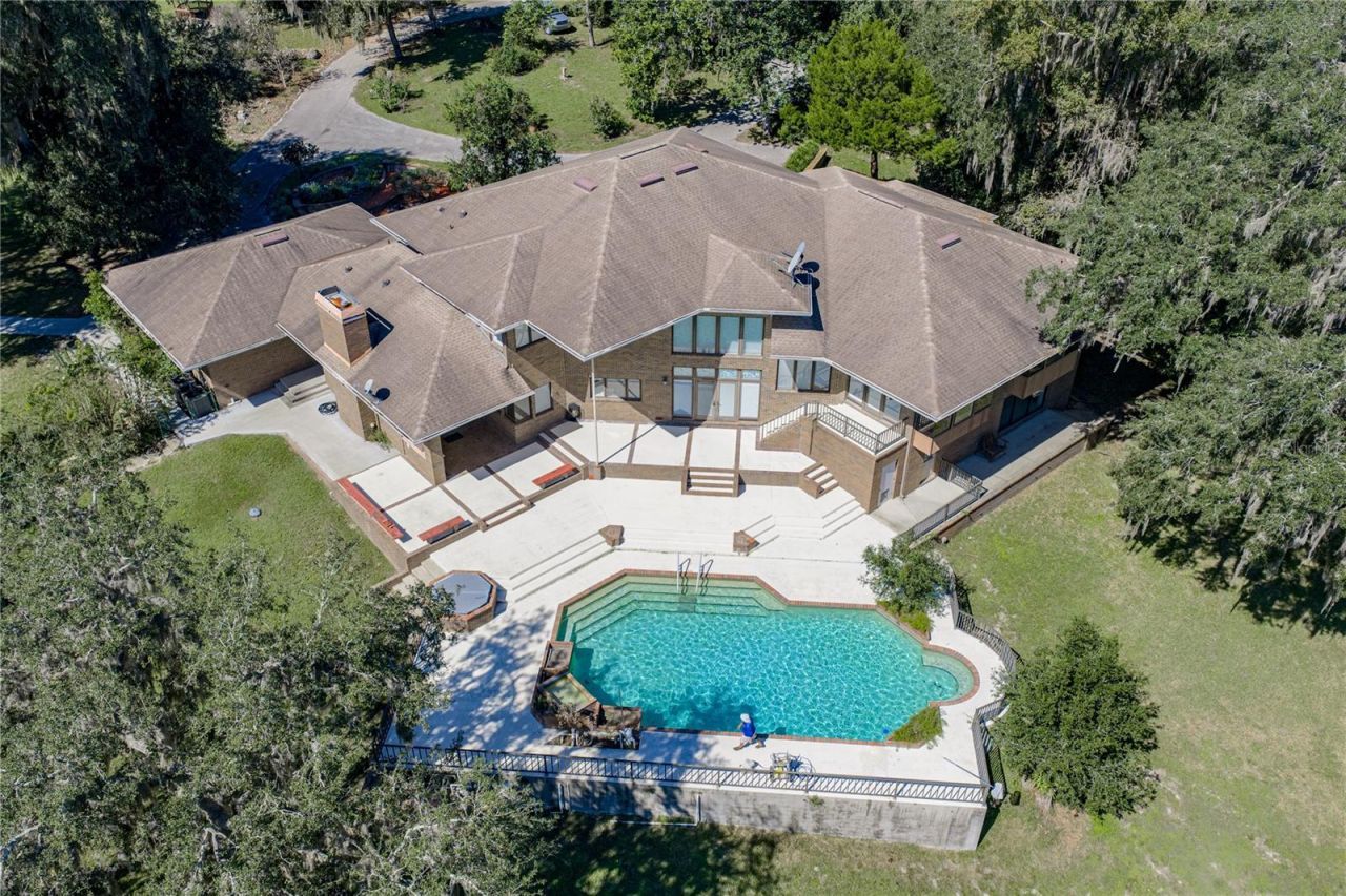 18728 Lake Iola Road, Dade City, FL 33523 Photo