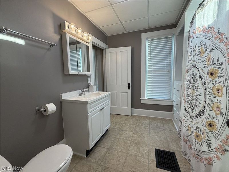 823 Oakland Boulevard , Cambridge, OH 43725 Photo 13