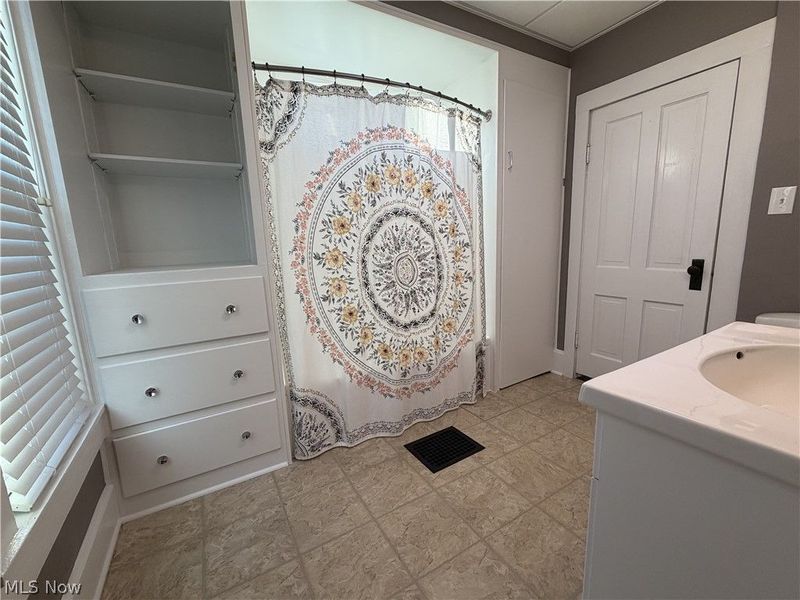 823 Oakland Boulevard , Cambridge, OH 43725 Photo 14