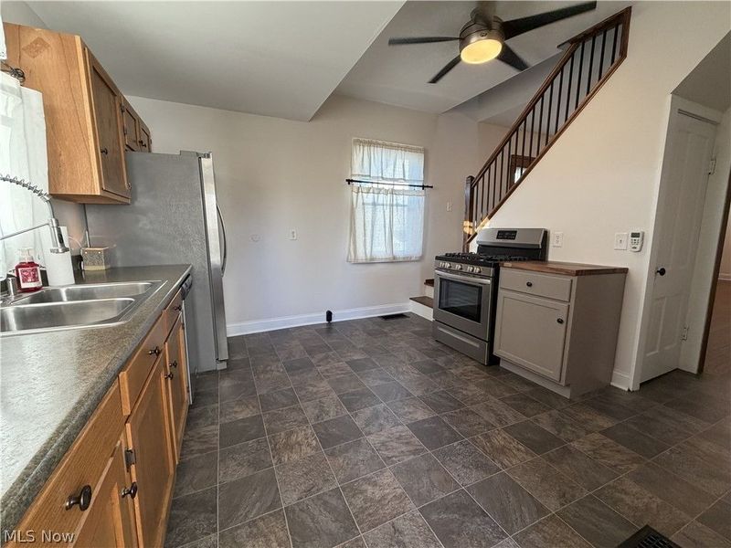 823 Oakland Boulevard , Cambridge, OH 43725 Photo 7