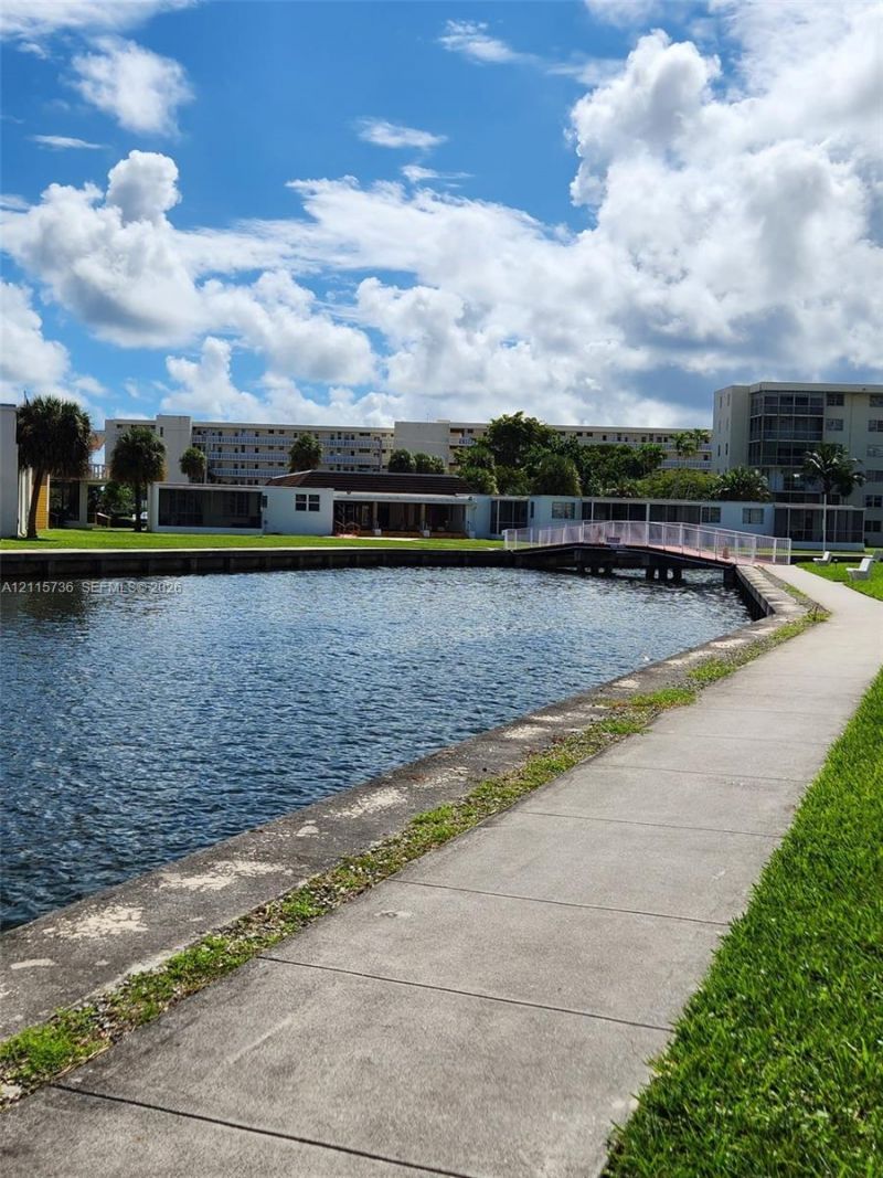 2861 Leonard Dr , Unit F605, Aventura, FL 33160 Photo