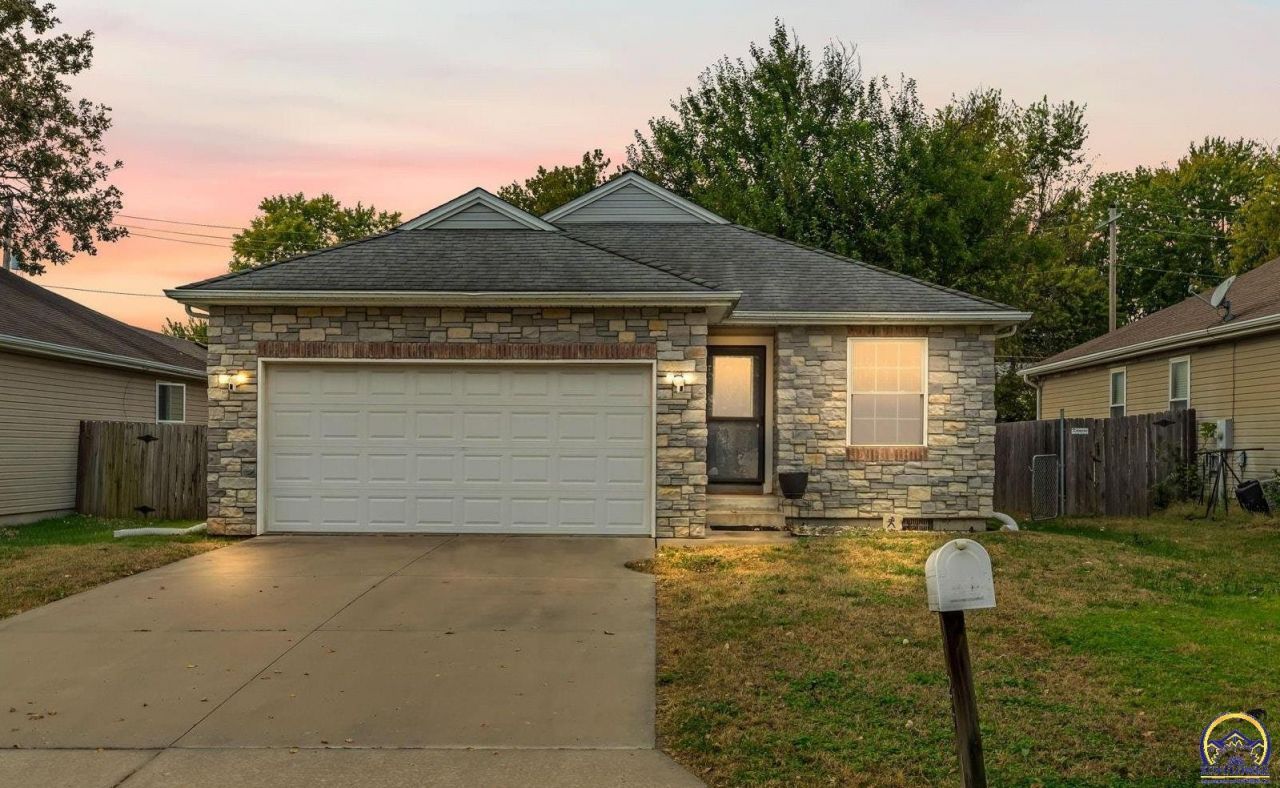 1223 SW Hillsdale St, Topeka, KS 66604 Main Photo