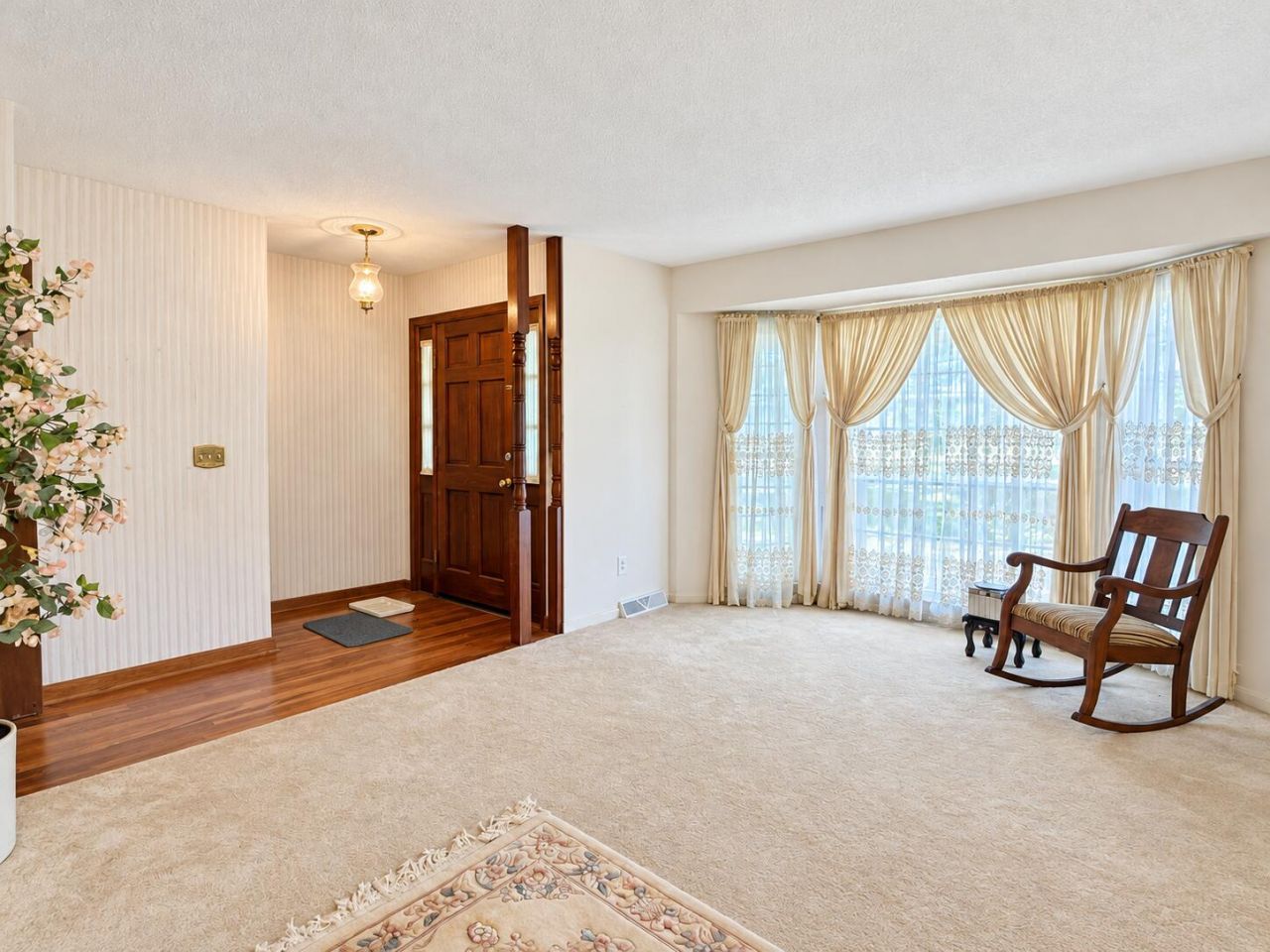 403 Stratford Drive Photo 6