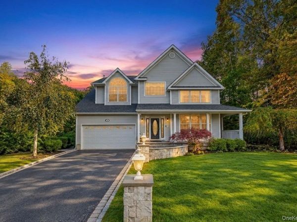 4 Laurel Crescent , Manorville, NY 11949