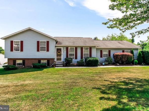 11 BALLAST LANE, STEWARTSTOWN, PA 17363