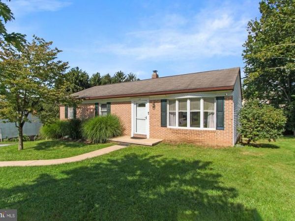 17 FARMINGTON DRIVE, YORK, PA 17407