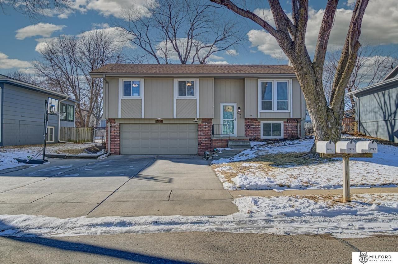 7414 Plum Dale Road, La Vista, NE 68128