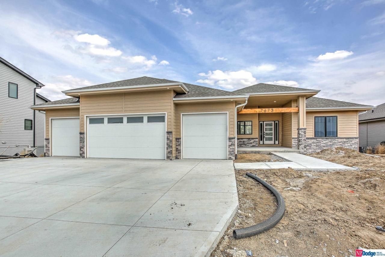 7673 N 166 Avenue, Bennington, NE 68007