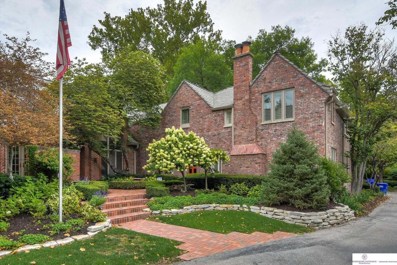 8910 Douglas Court, Omaha, NE 68114