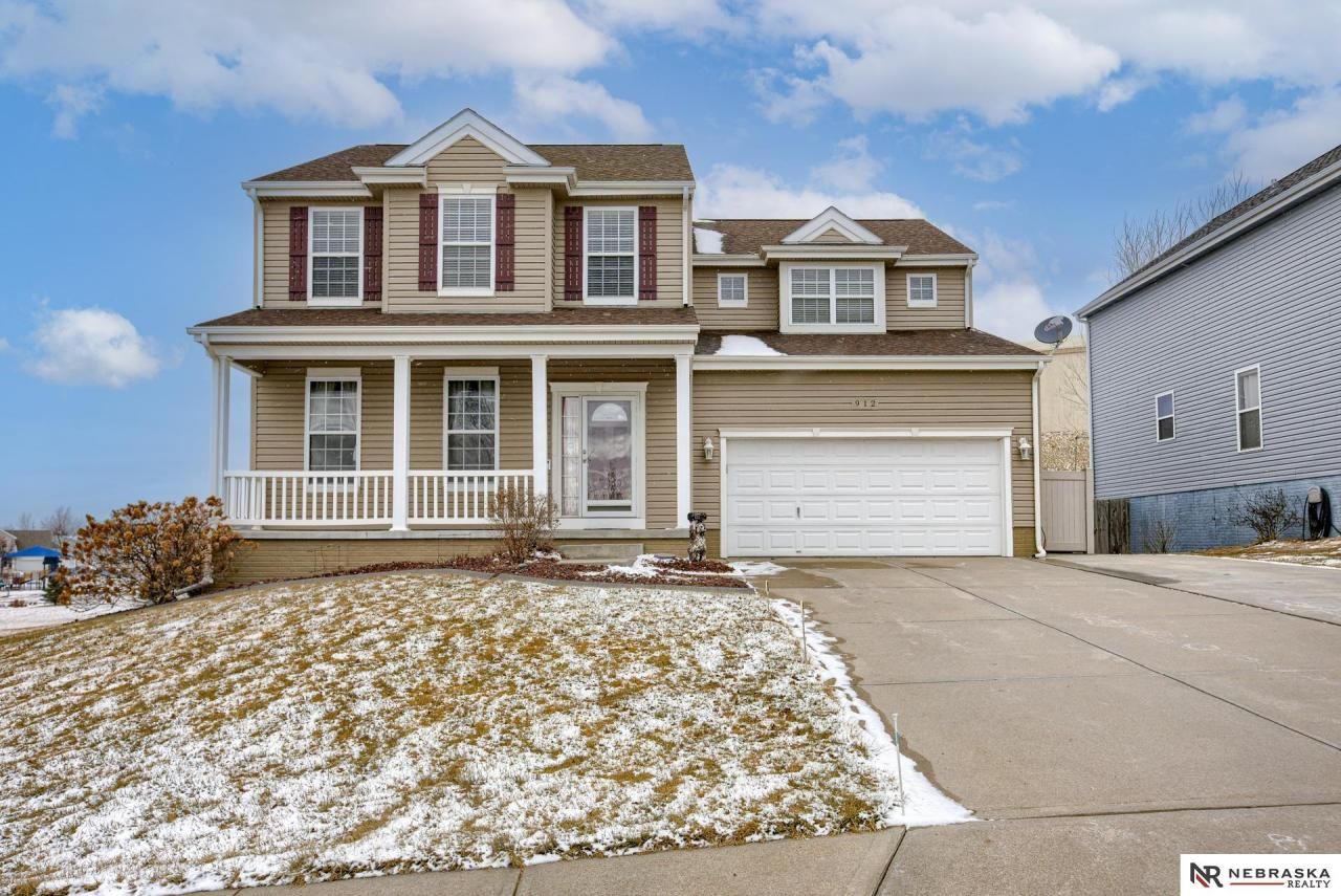 912 Summit Ridge Drive, Papillion, NE 68046