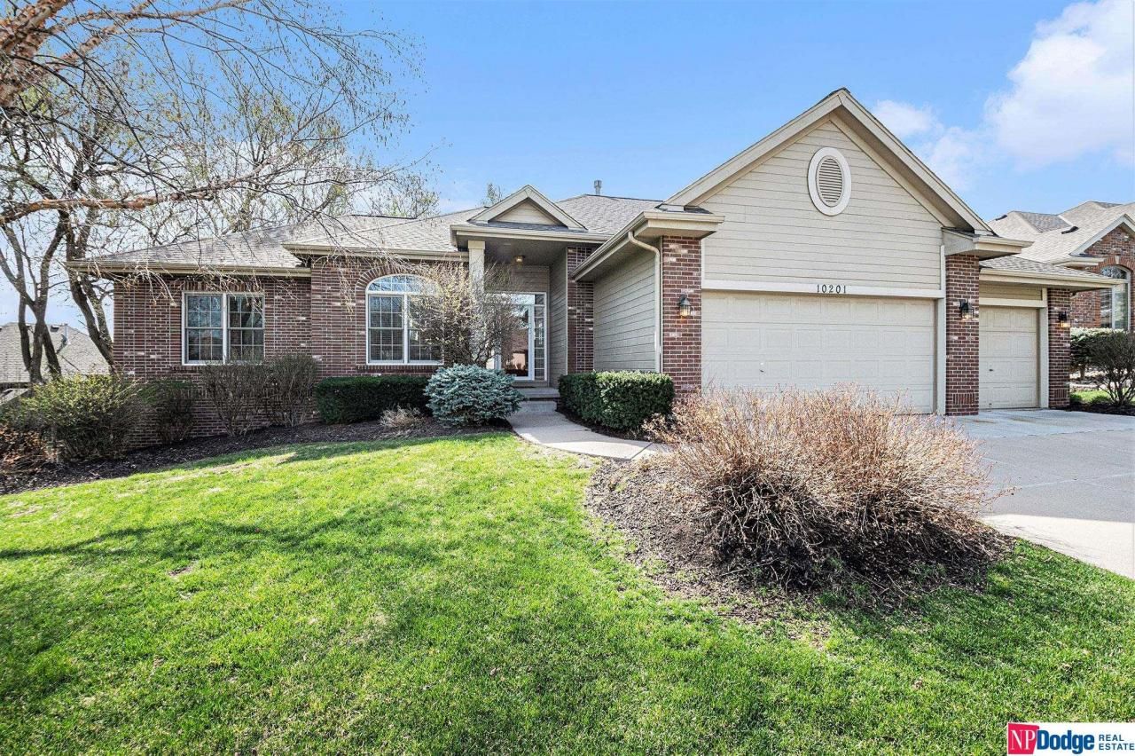 10201 Cimarron Woods Drive, La Vista, NE 68128