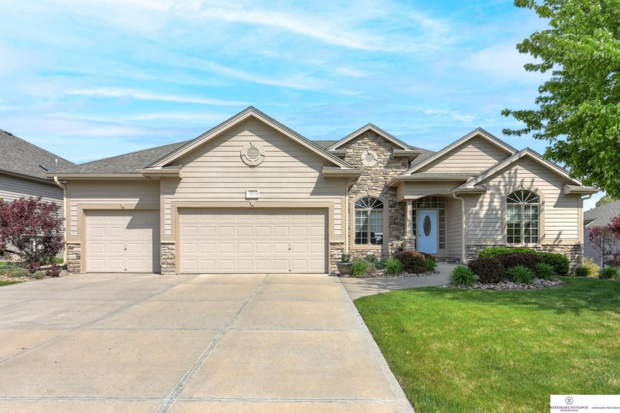 15814 Curtis Avenue, Omaha, NE 68116