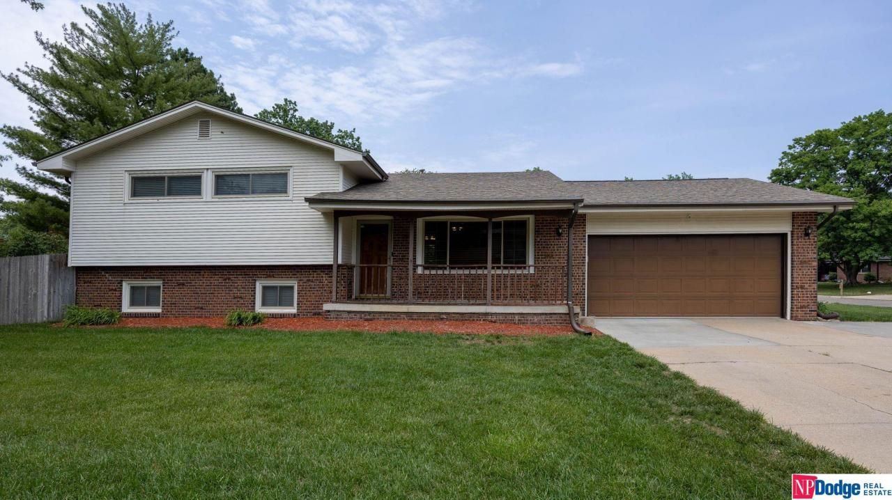 8020 Sandalwood Drive, Lincoln, NE 68510