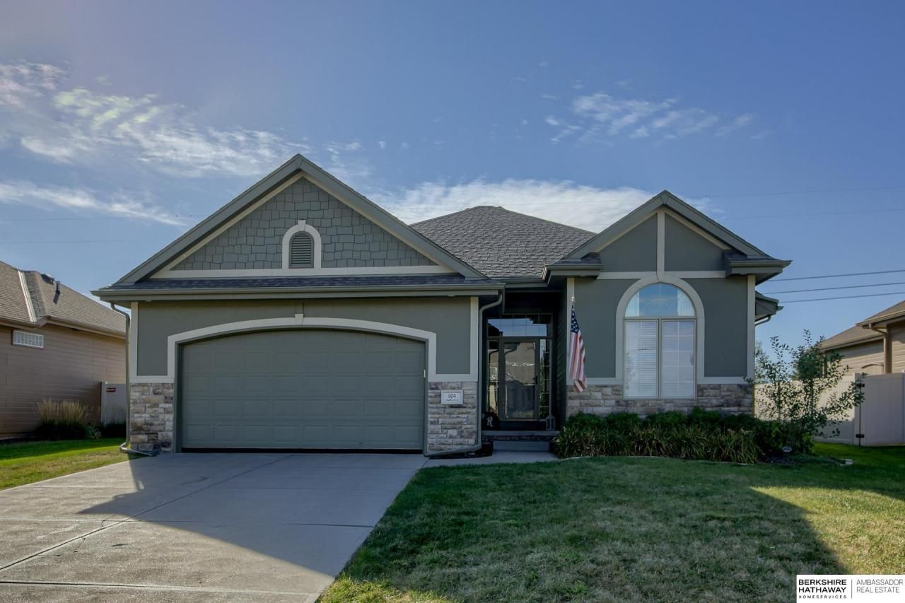 904 S 201 Street, Elkhorn, NE 68022