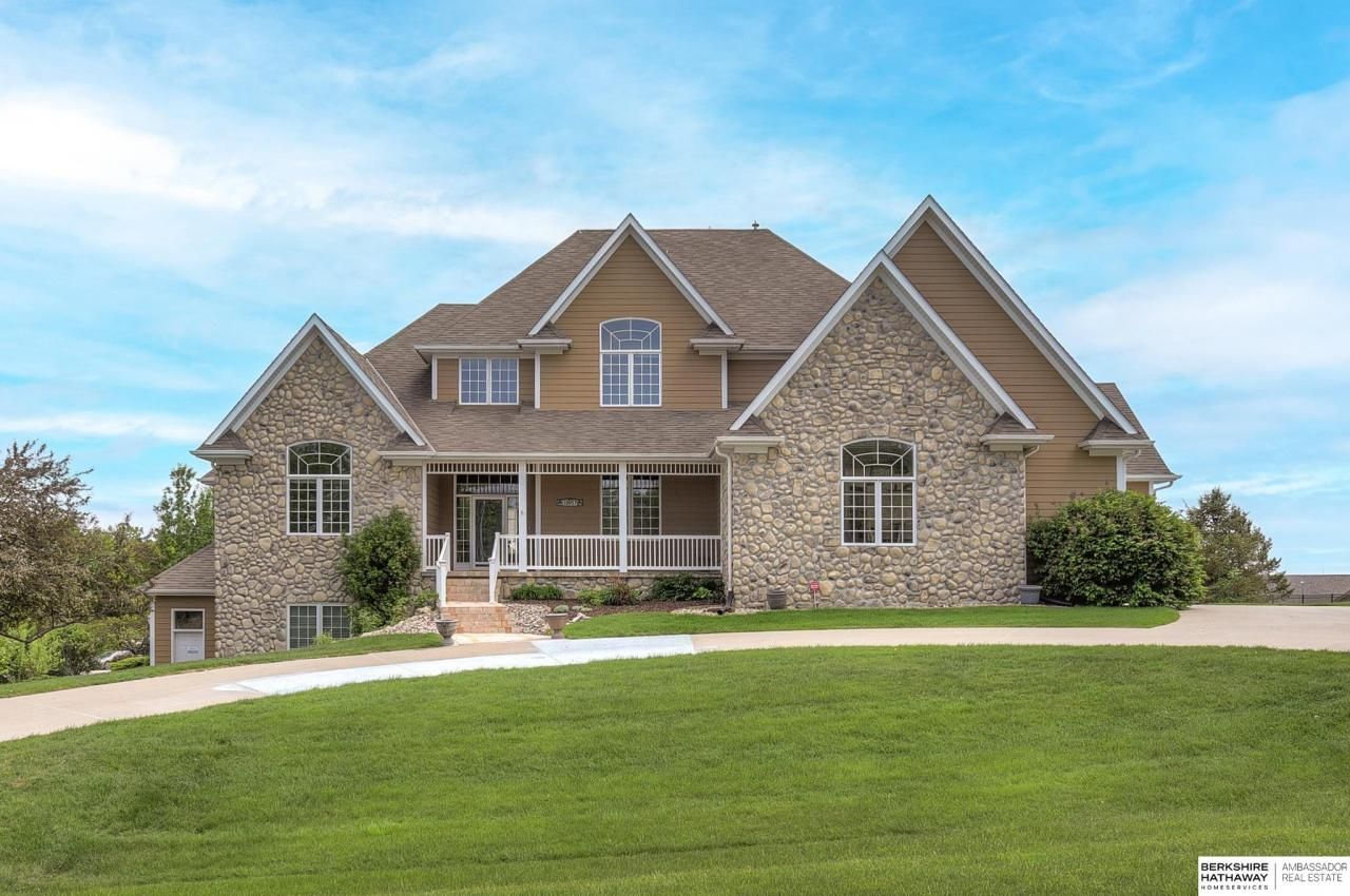 10957 Lake Ridge Drive, Omaha, NE 68136