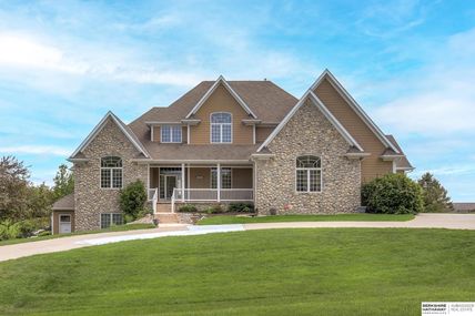 10957 Lake Ridge Drive, Omaha, NE 68136