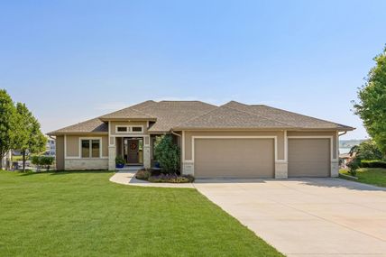17718 Island Circle, Bennington, NE 68007