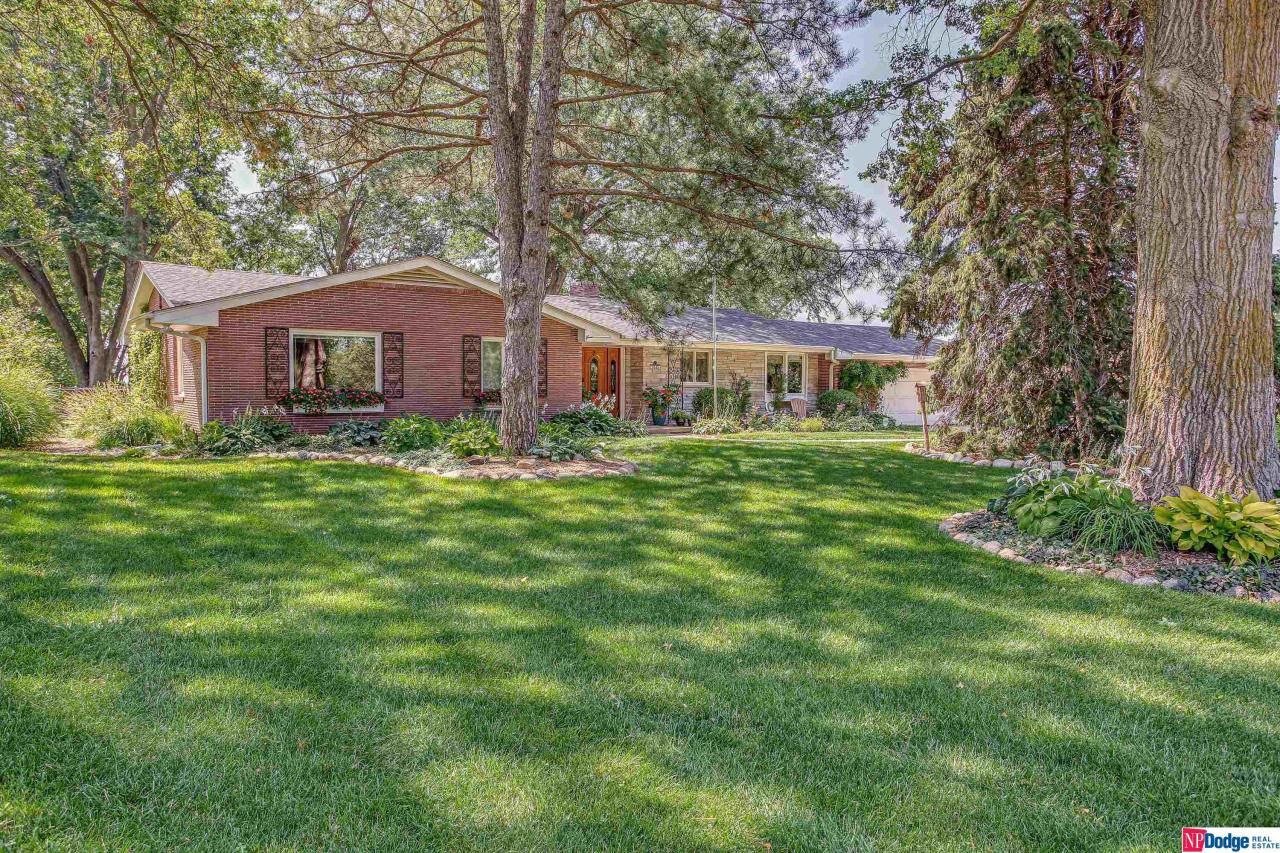 7045 Country Club Road, Omaha, NE 68152