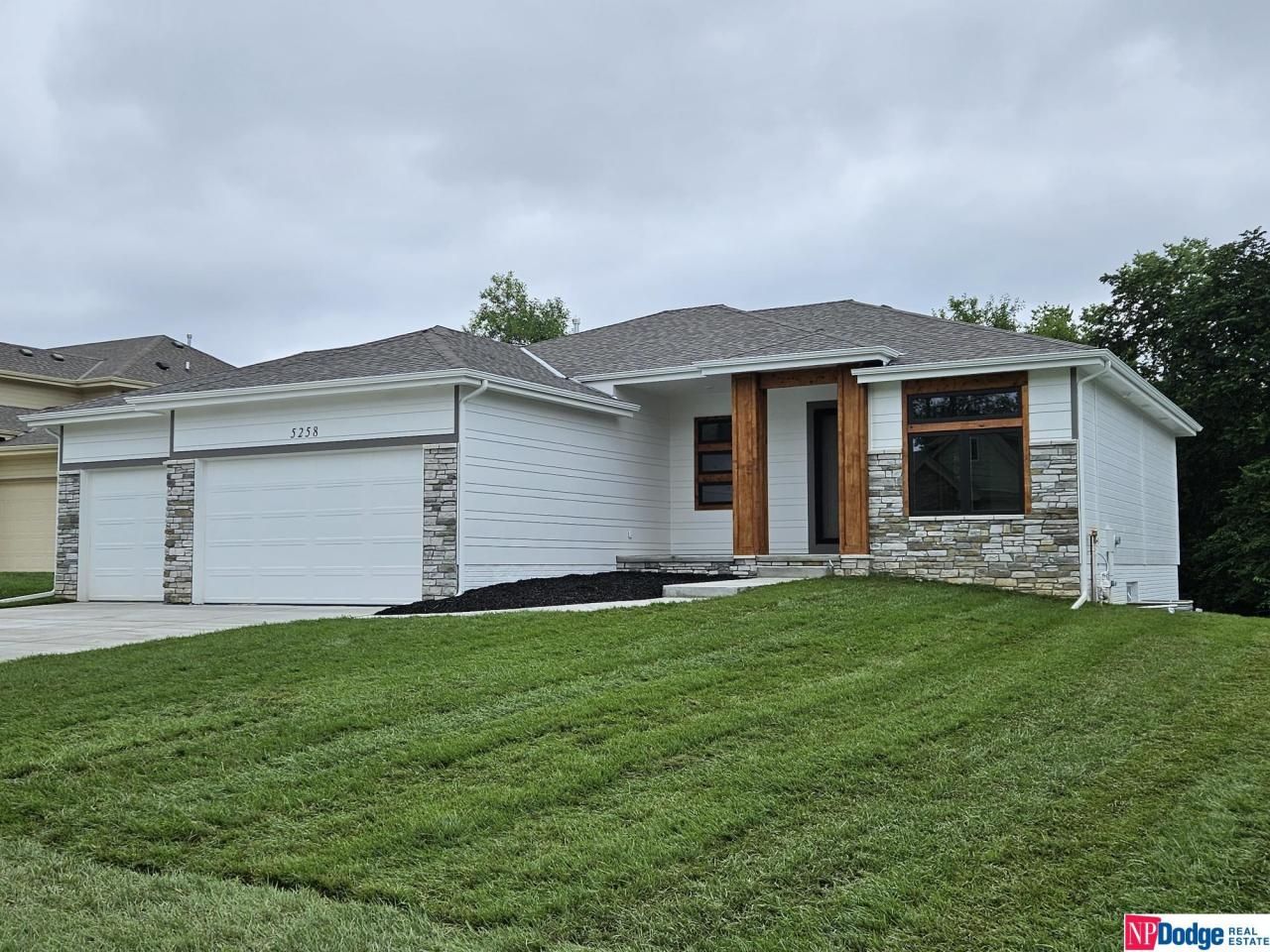 5258 Waterford Avenue Circle, Papillion, NE 68133