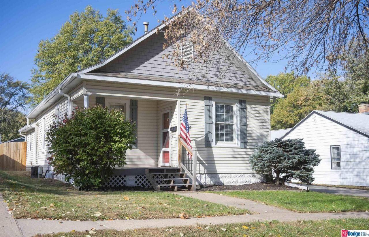 834 S Jackson Street, Papillion, NE 68046