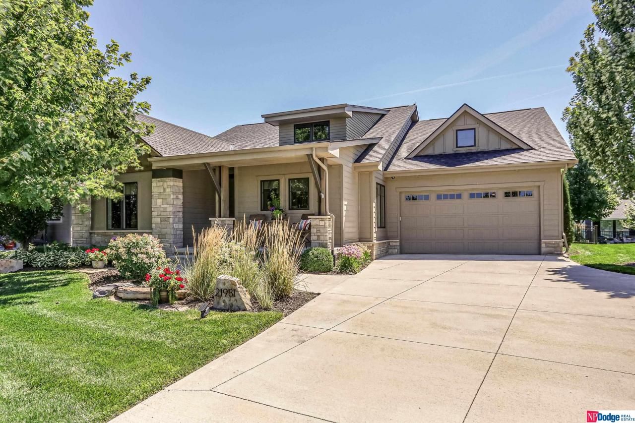 21981 Brookside Avenue, Omaha, NE 68022