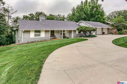 821 N 89th Circle, Omaha, NE 68114