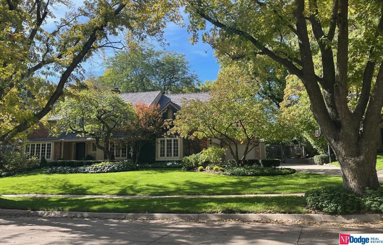 9915 Broadmoor Road, Omaha, NE 68114