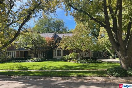 9915 Broadmoor Road, Omaha, NE 68114
