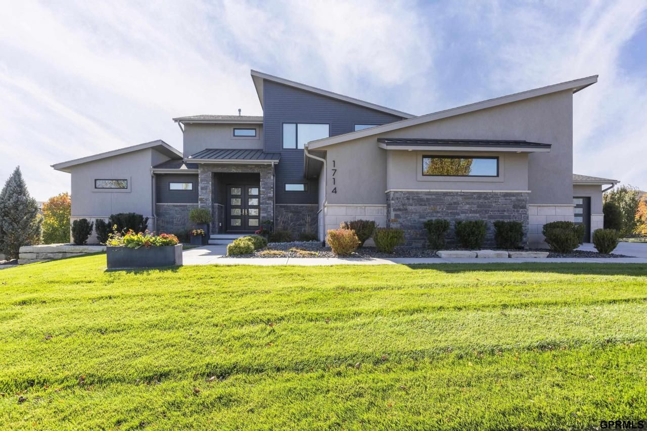 1714 S 219 Avenue, Elkhorn, NE 68022