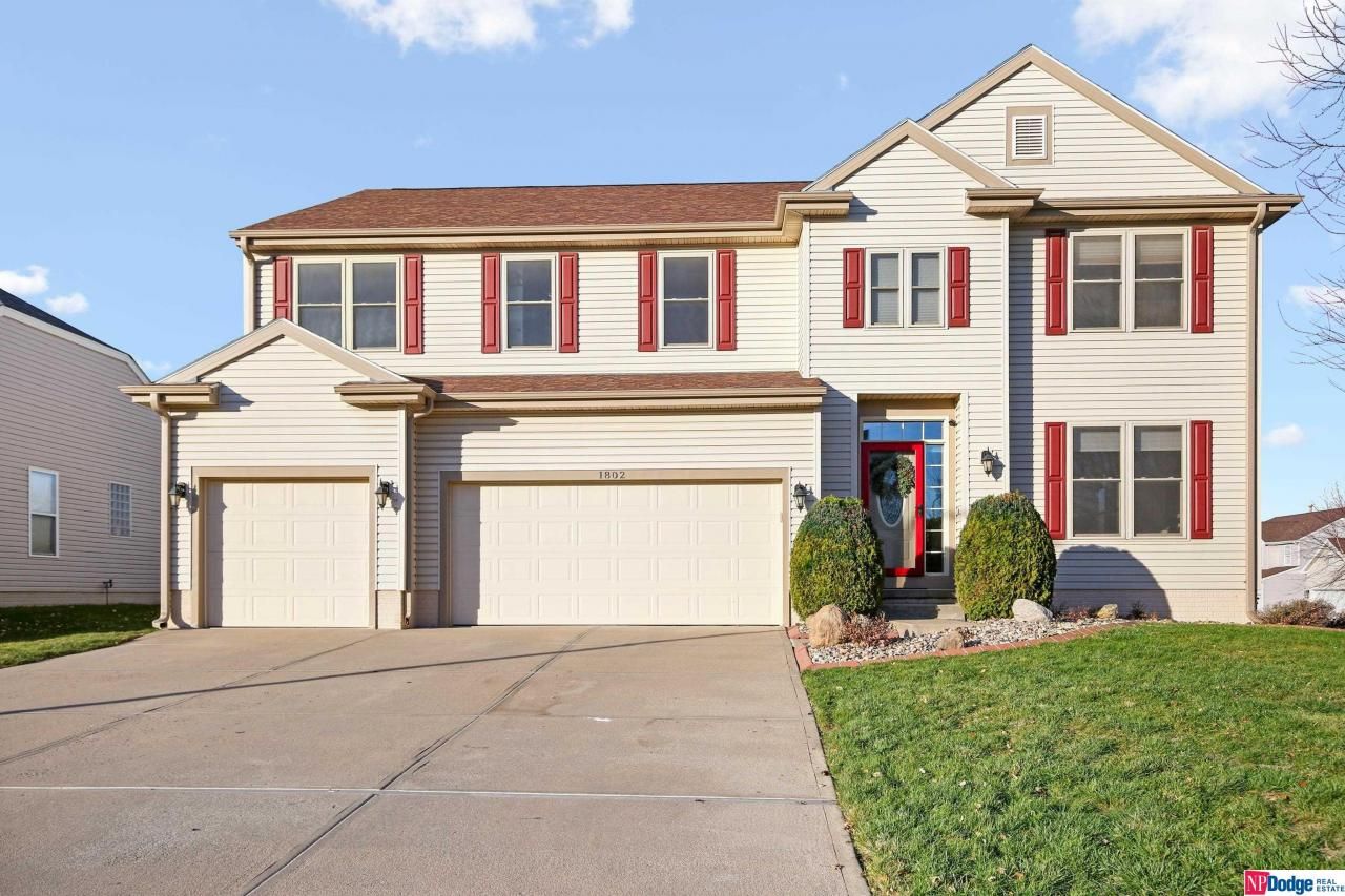 1802 Fox Run Drive, Papillion, NE 68046
