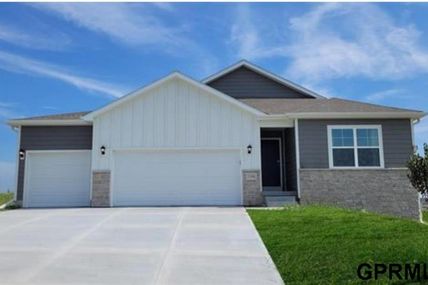 11606 Sunburst Drive, Papillion, NE 68046