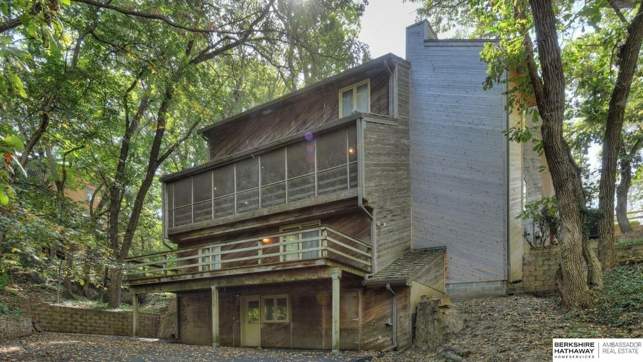 21920 Riverside Drive, Omaha, NE 68022