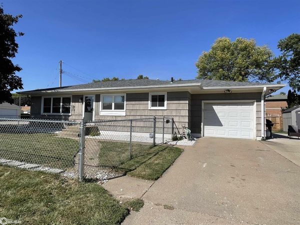 1004 Parkway Drive, Burlington, IA 52601