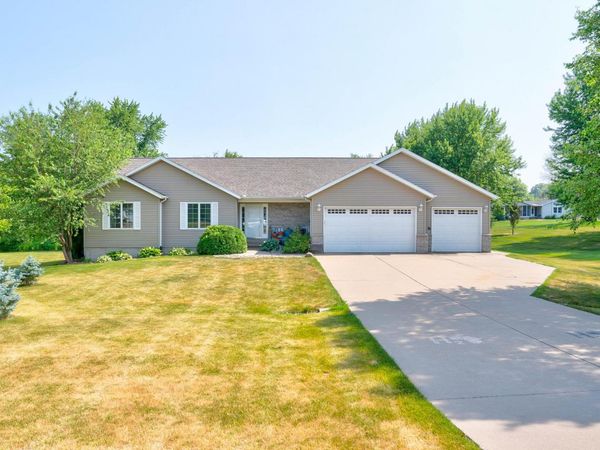 2730 BIRDIE DR, Muscatine, IA 52761