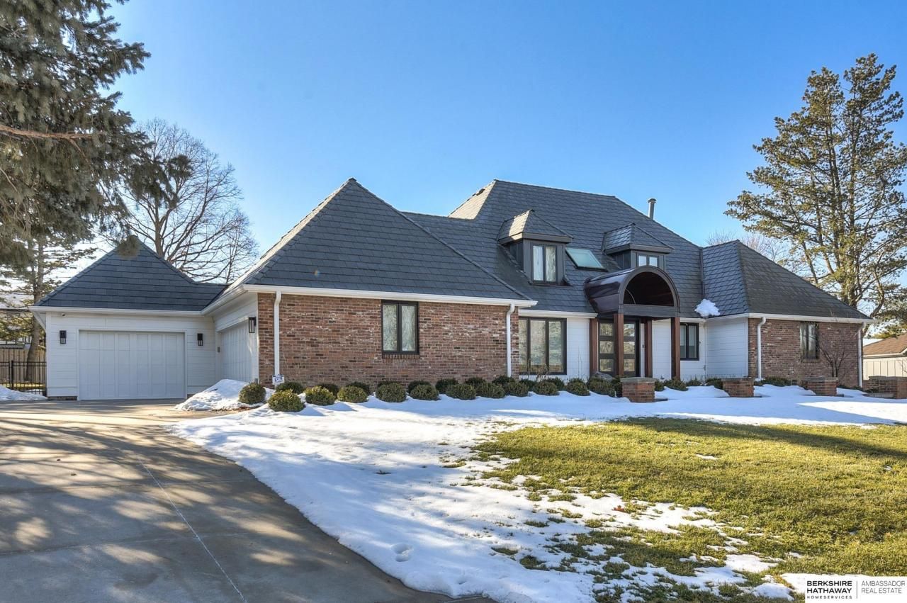 9927 Essex Drive, Omaha, NE 68114