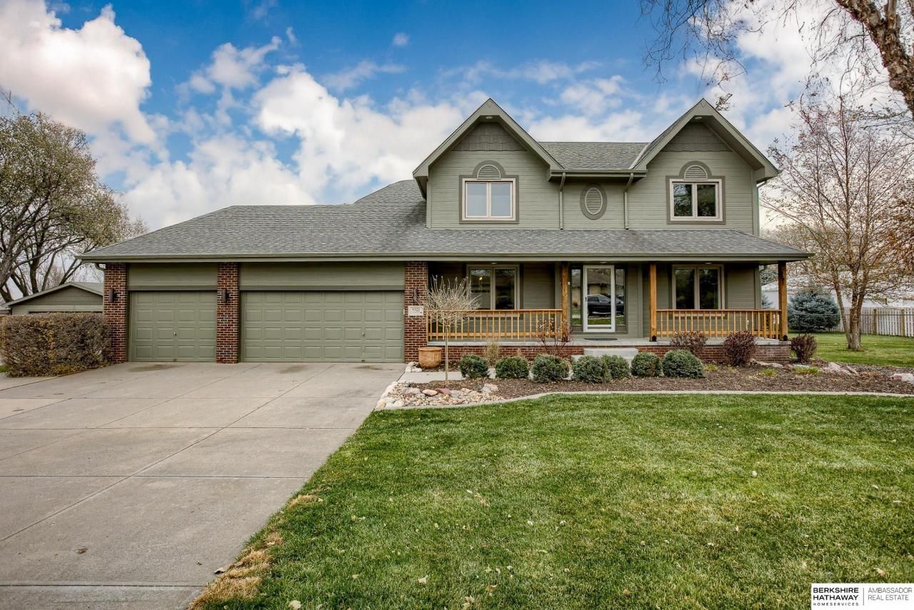 9321 Chestnut Drive, Bennington, NE 68007