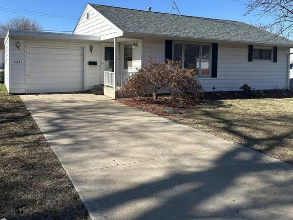 2241 S 10Th Street, Burlington, IA 52601