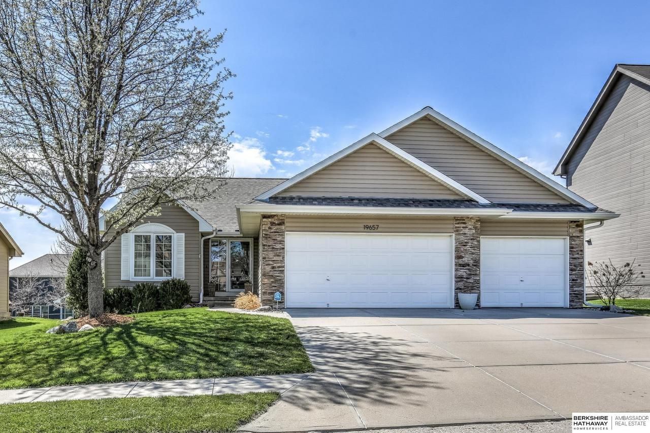 19657 Pine Street , Omaha, NE 68130