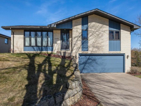 3423 Crestwood Drive, Dubuque, IA 52002